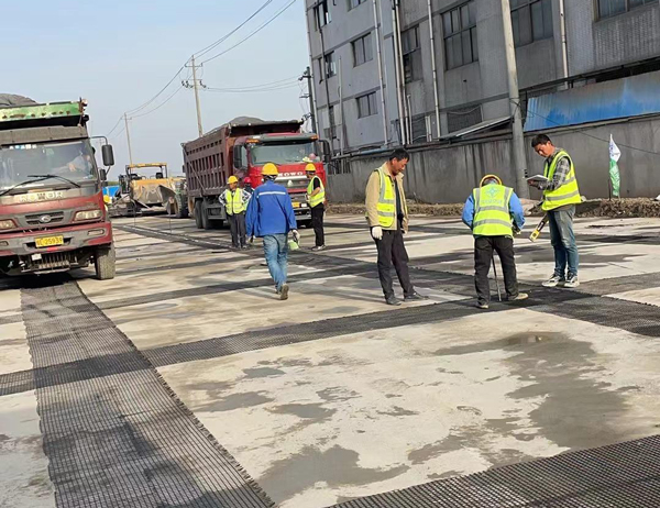 尼玛老材料的新故事：玻璃纤维土工格栅如何在‘白改黑’浪潮中重获新生？